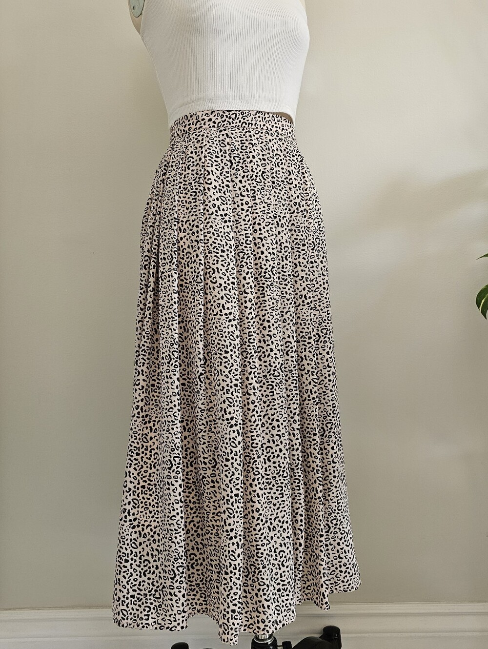 Pink and black leopard print flowy maxi skirt with soft pleats - Picture 2 of 11